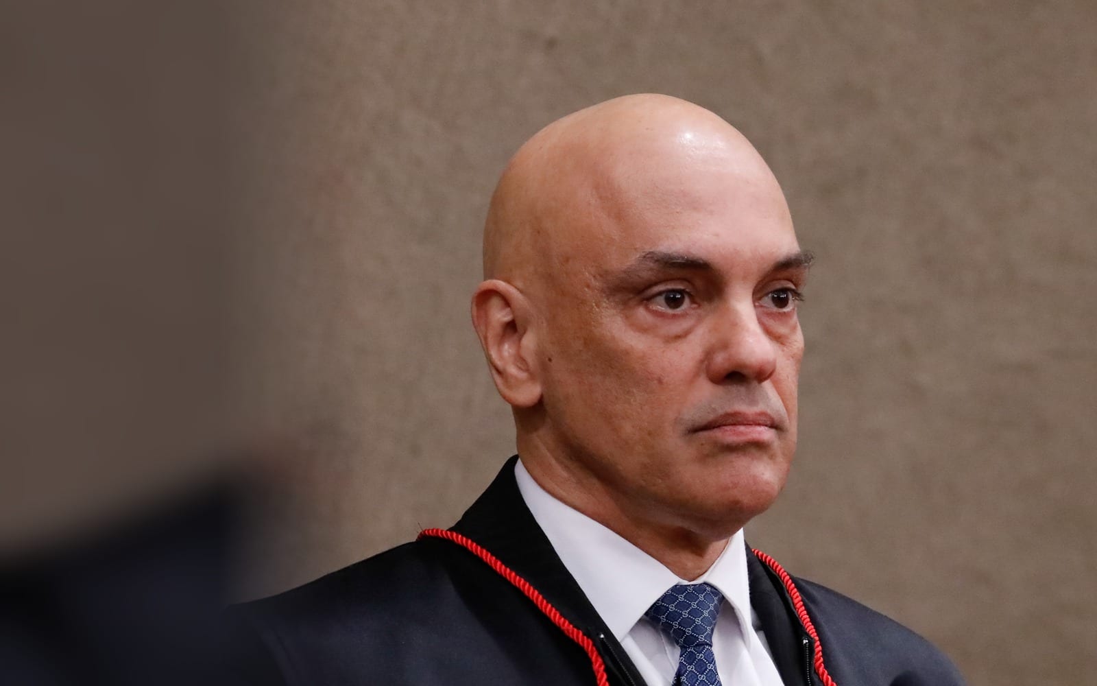 Flávio fica sem passaporte, troca a anulação pela cassação e Trump acha a eleição "estranha"