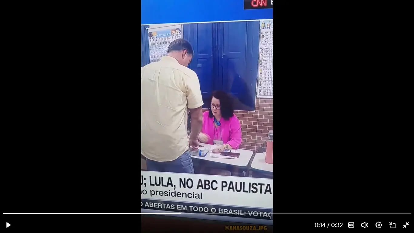 O olhar de nojo da mesária ao atender Flávio Bolsonaro; VÍDEO