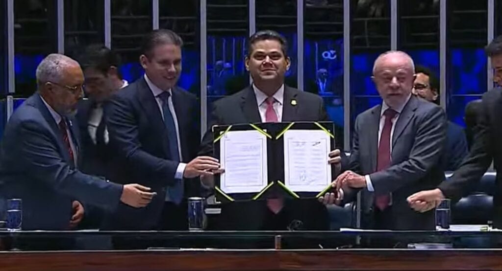 Congresso promulga PEC do fim da escala 6×1