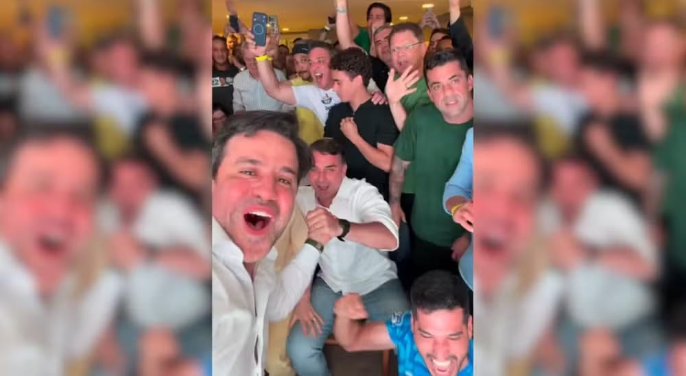 Flávio Bolsonaro e apoiadores celebram virada temporária em apuração Eleitoral, mas Lula garante vitória