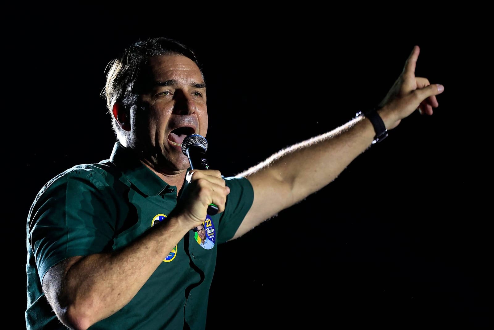 Flávio Bolsonaro tenta driblar suspeitas para chegar ao Planalto e livrar o pai