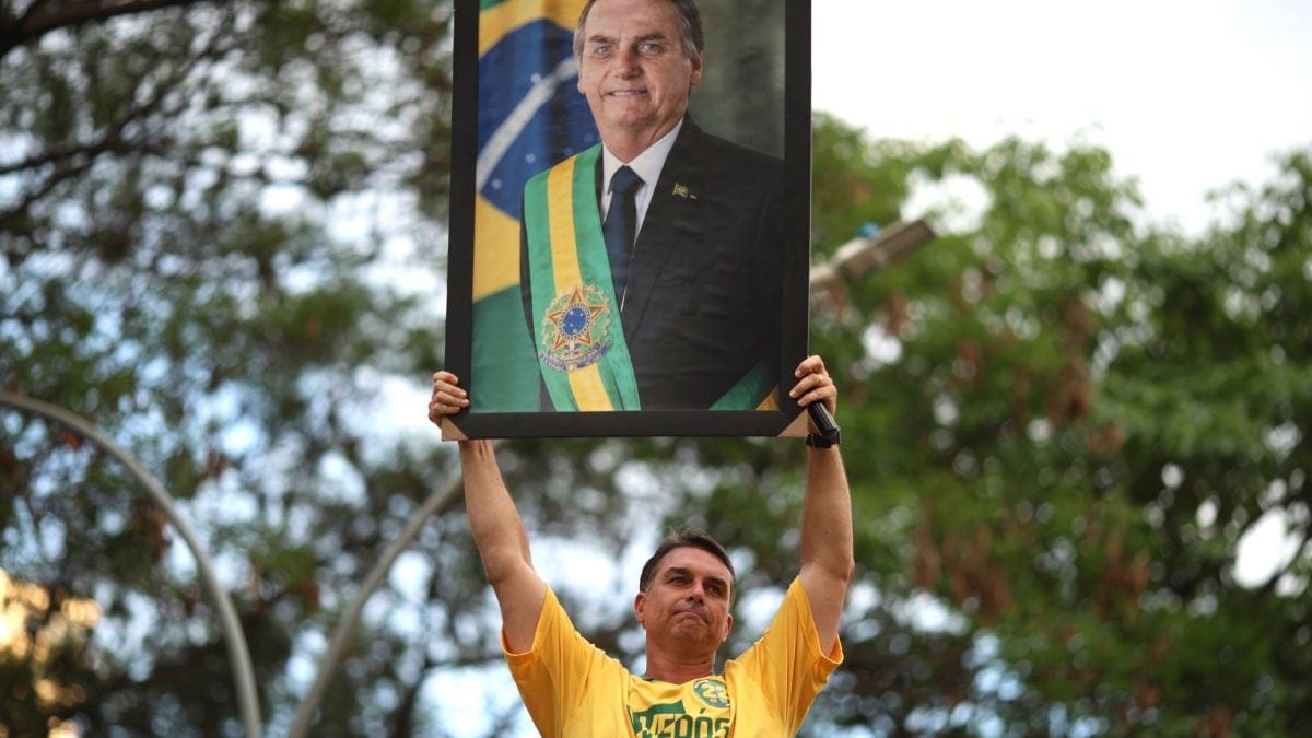 Flávio Bolsonaro confirma presença no debate da Globo em 1º de outubro