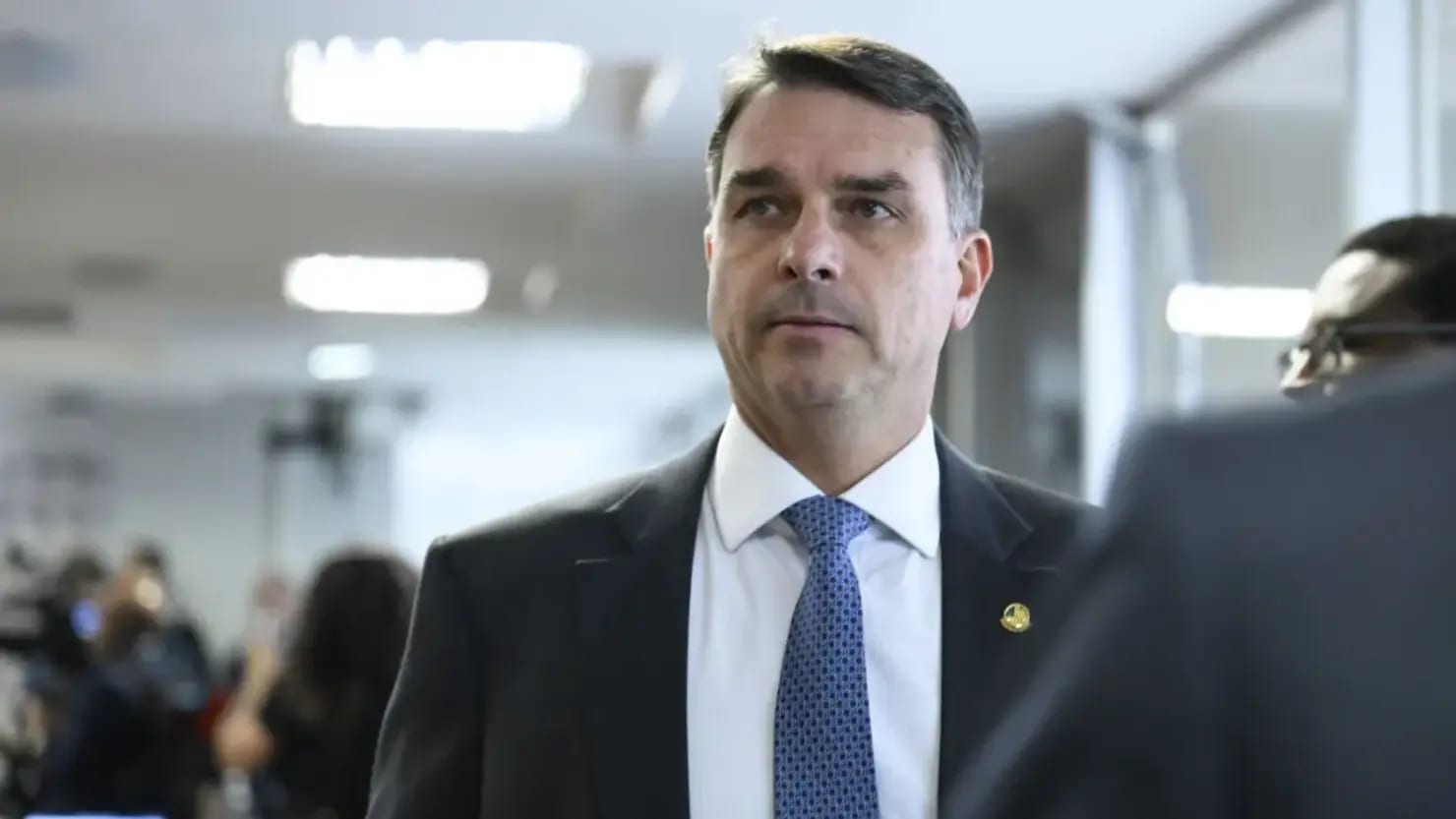 Flávio Bolsonaro diz que pai ficou feliz com resultado do primeiro turno e está otimista