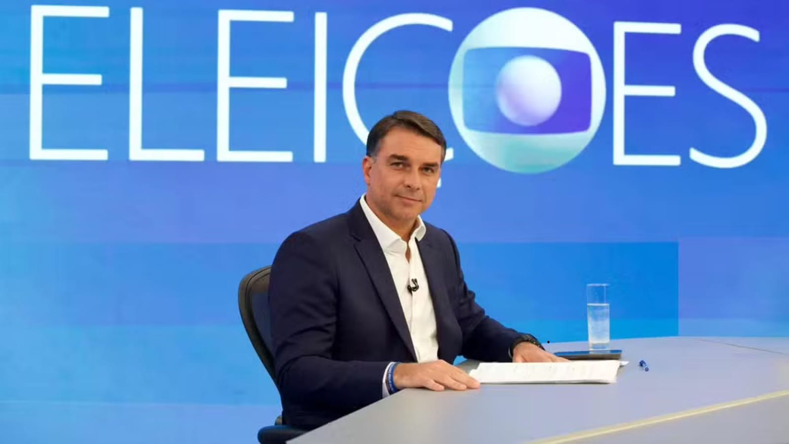 Flávio Bolsonaro almoçou na Globo hoje antes de entrevista e web critica