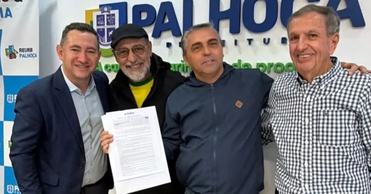 Palhoça entrega certidões de imóveis a 33 famílias