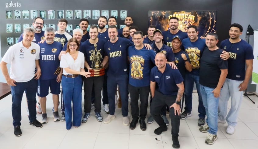 Prefeita Mara Bertaiolli recebe campeões paulistas de basquete