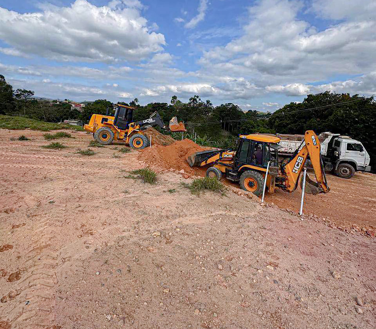 Lavrinhas recebe preparo de terreno para construção de casas populares