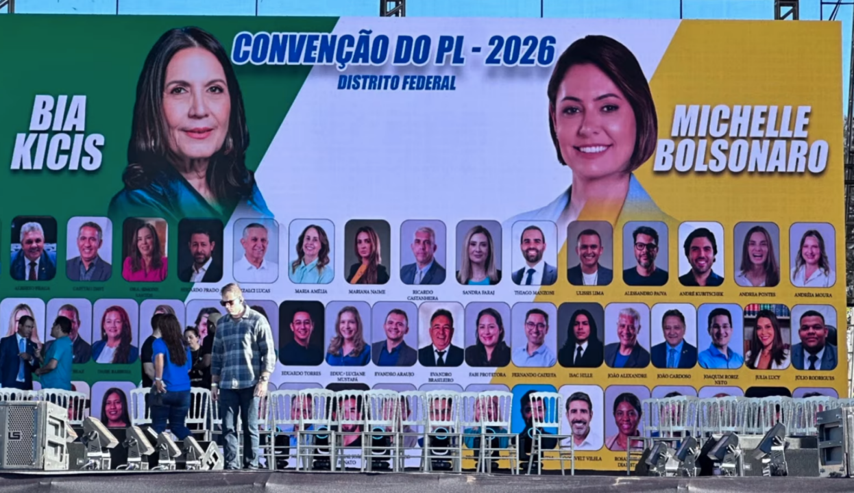 PL apresenta Michelle Bolsonaro como candidata ao Senado; Flávio apoia