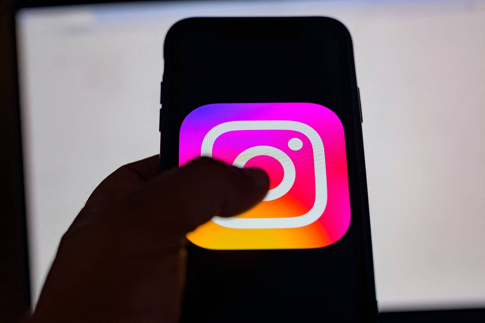 Meta diz que derrubou posts por ordem do TSE sobre imagens geradas por IA