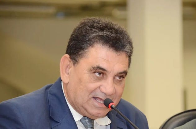 Vereador Izaque Silva pede licença de 18/8 a 18/10/2026