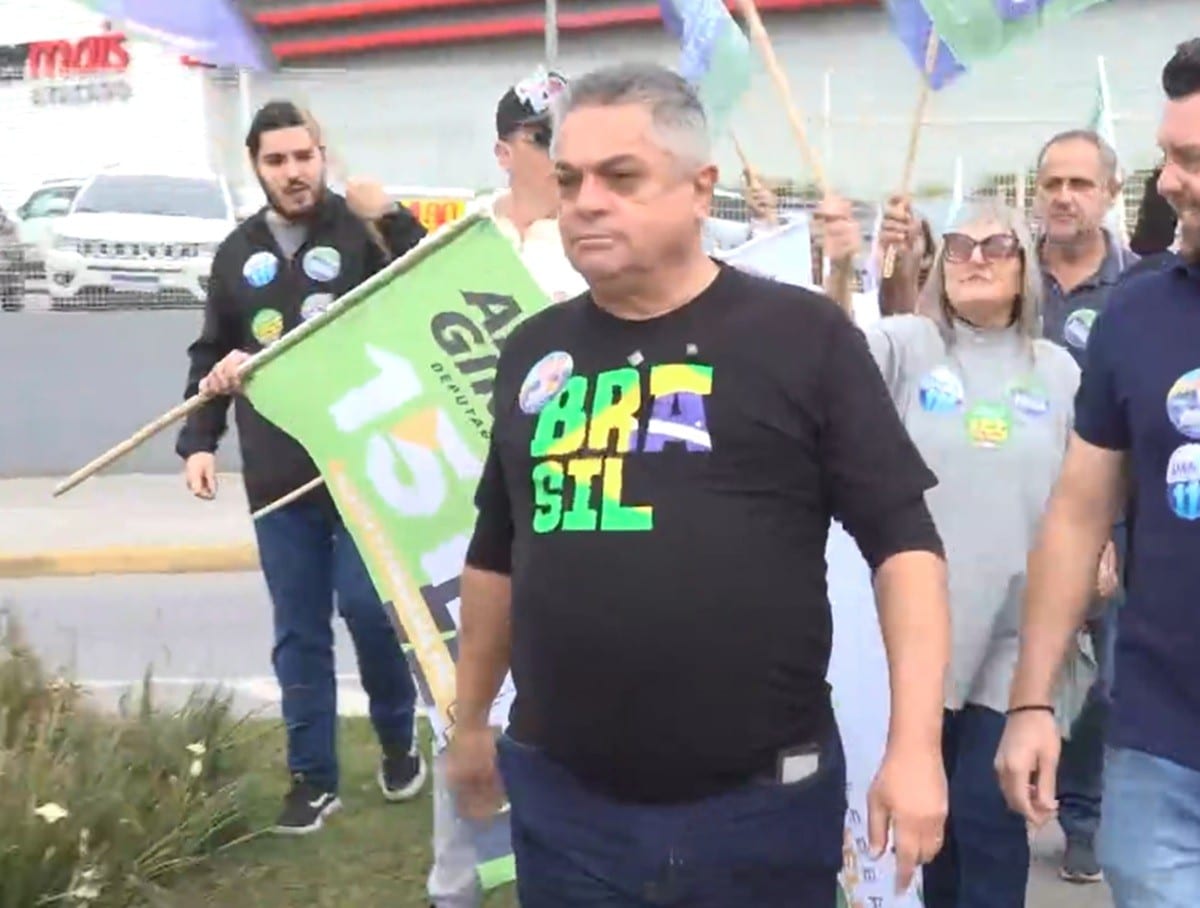 João Rodrigues faz caminhada em Joinville e promete 60 mil moradias
