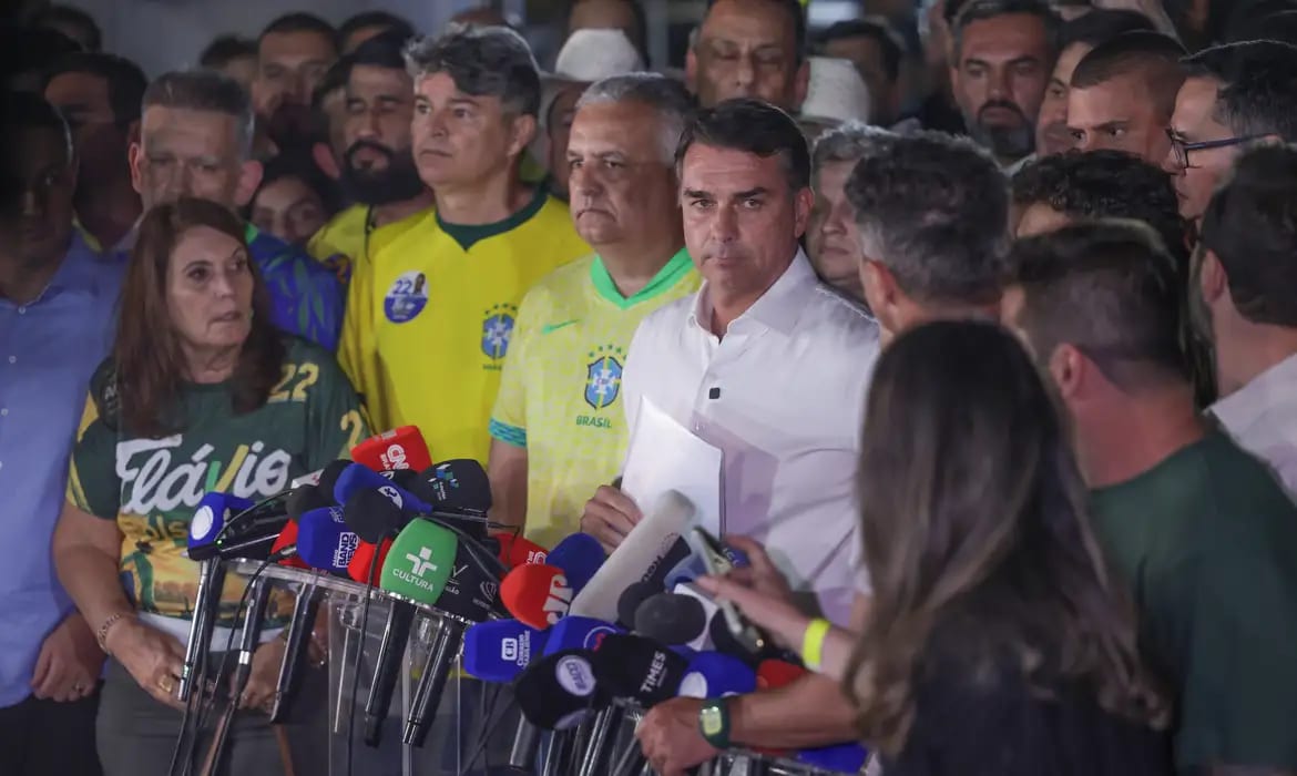 Flávio Bolsonaro é intimado a entregar passaporte e está proibido de deixar o país