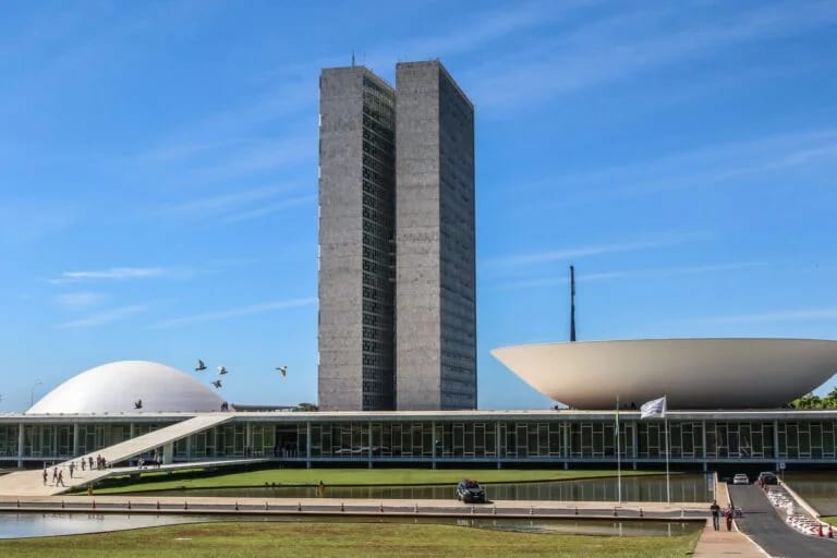Posse de presidente e governadores terá novas datas a partir de 2027