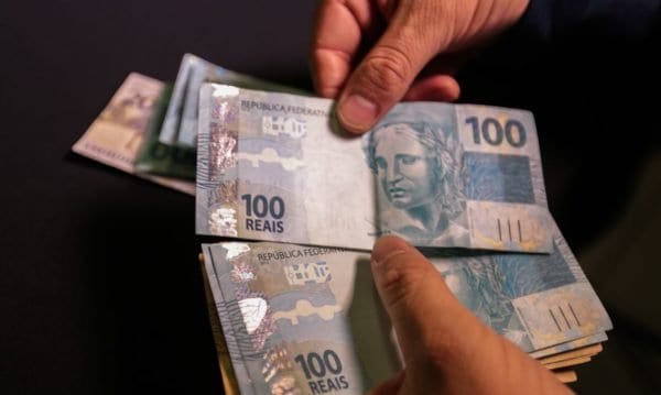 Reajuste do salário mínimo adiciona quase R$ 10 bilhões ao custo de 2027