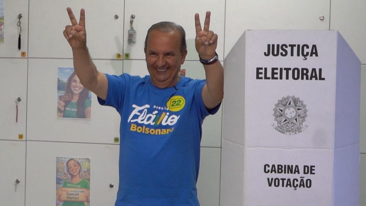 Após ato no Rio de Janeiro, Jorginho Mello vota em SC e aposta em vitória de Flávio Bolsonaro