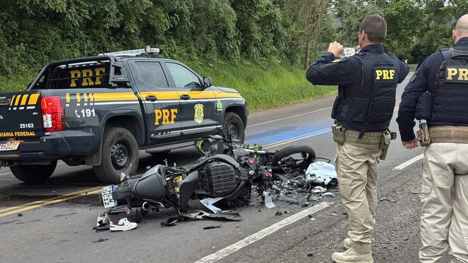 Acidente entre duas motos deixa dois mortos e bloqueia parcialmente a BR-116