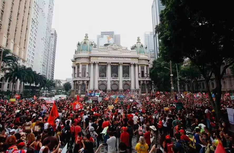 Milhares de estudantes vão às ruas do Rio por reeleição de Lula; veja VÍDEOS