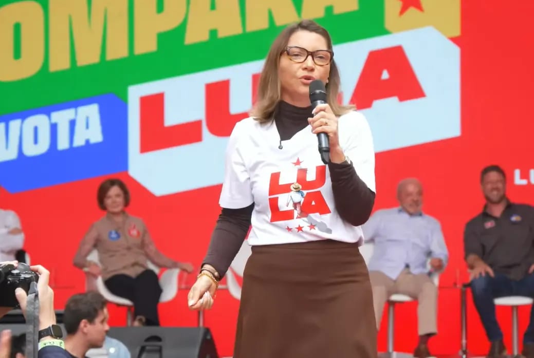 Janja rebate provocações de bolsonaristas durante ato de Lula em Curitiba