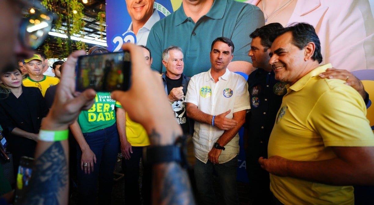 Flávio Bolsonaro promete adotar “padrão Bukele” de segurança em Minas Gerais