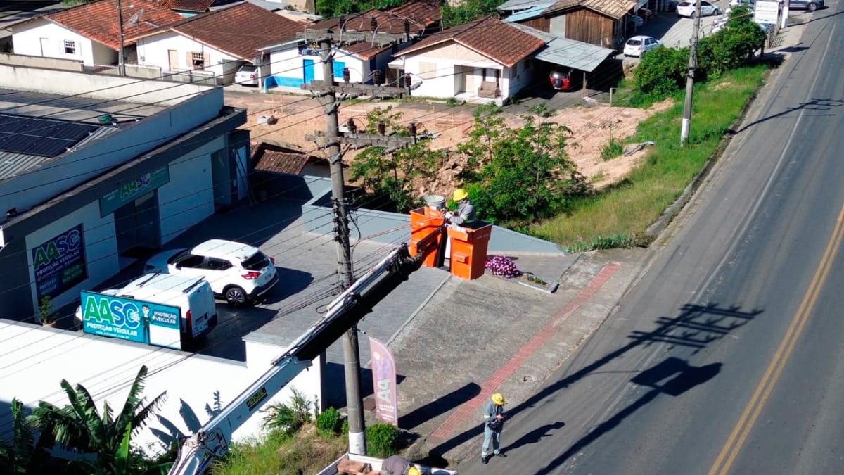 São Ludgero amplia troca de lâmpadas por LED; obra começou em outubro de 2025