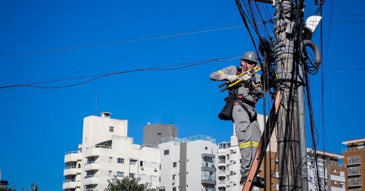 Florianópolis começa retirada de seis quilômetros de fios sem uso no Continente
