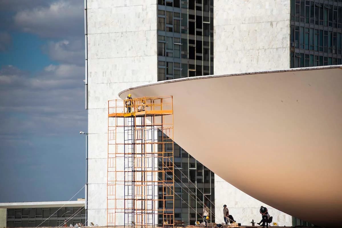 A renovação do Congresso é fraca e as propostas de reforma seguem na mesa