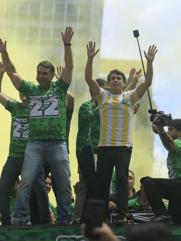 Flávio Bolsonaro reúne apoiadores na Paulista e diz que país está “sem presidente”