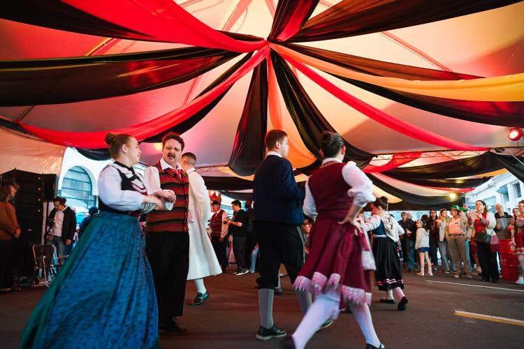 Oktoberfest reúne cerca de 40 mil pessoas e movimenta o Centro Histórico de Porto Alegre
