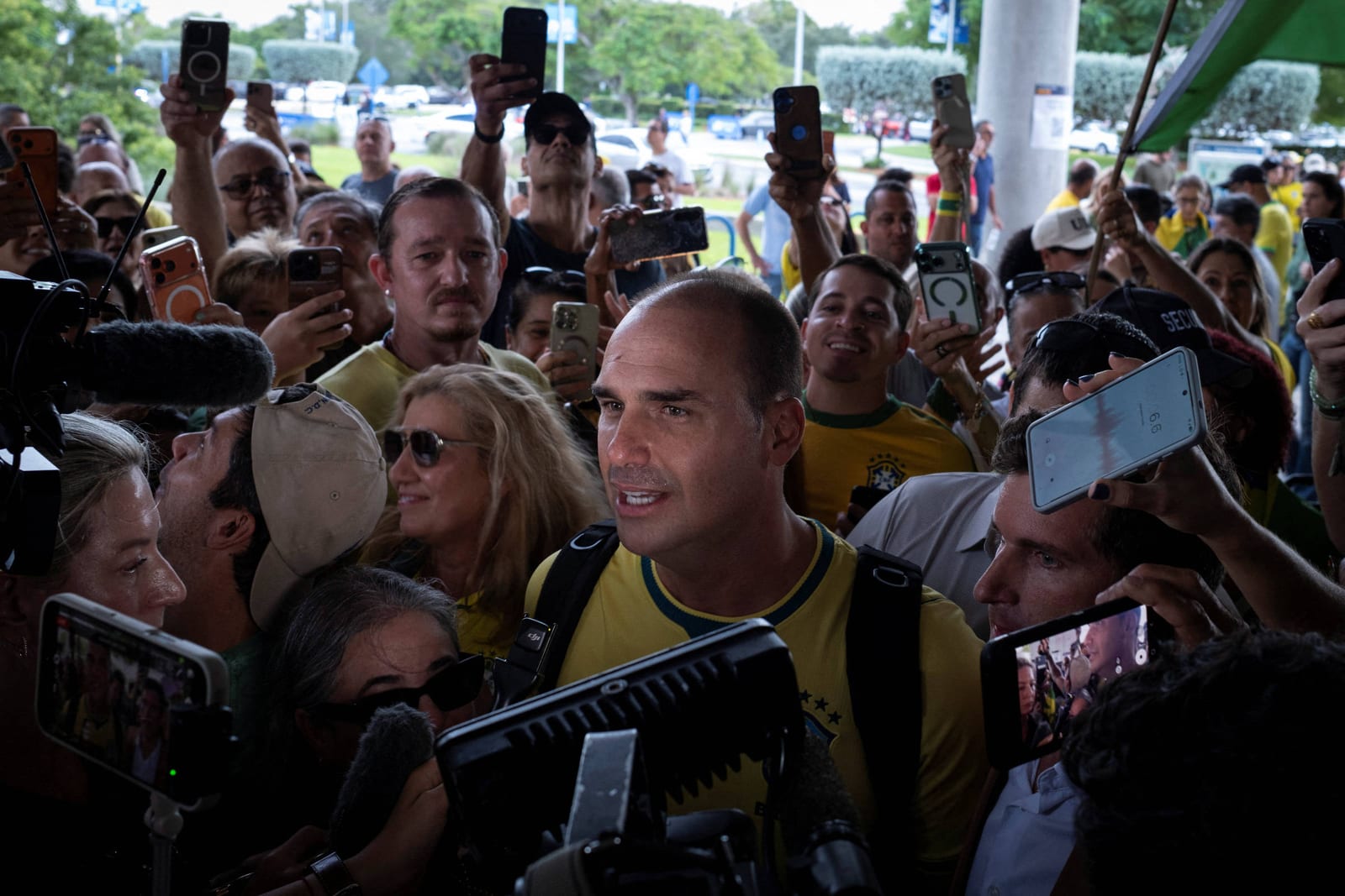 Eduardo Bolsonaro pede que comunidade internacional não aceite vitória de Lula e pressione por anulação