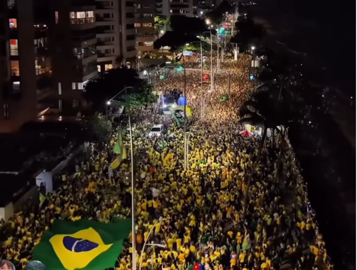 ‘Bloquinho 22’ reúne multidão em ato liderado por Nikolas Ferreira no Recife em apoio a Flávio Bolsonaro