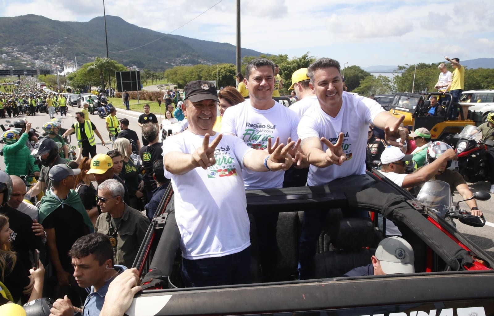 Governadores do Sul fazem motociata e 'jetciata' em apoio a Flávio Bolsonaro