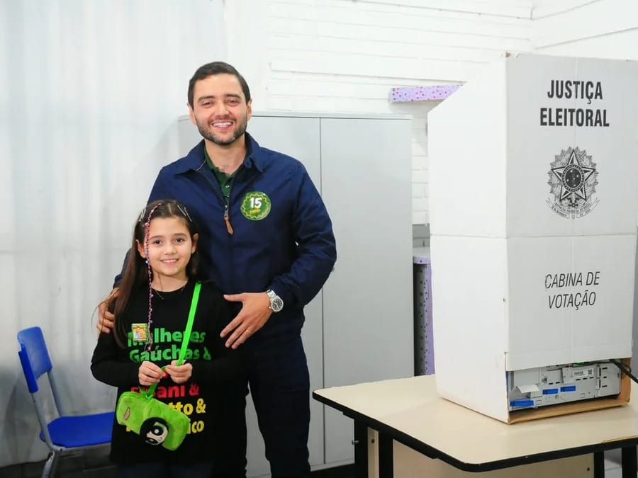 Gabriel Souza vota em Tramandaí e diz esperar segundo turno