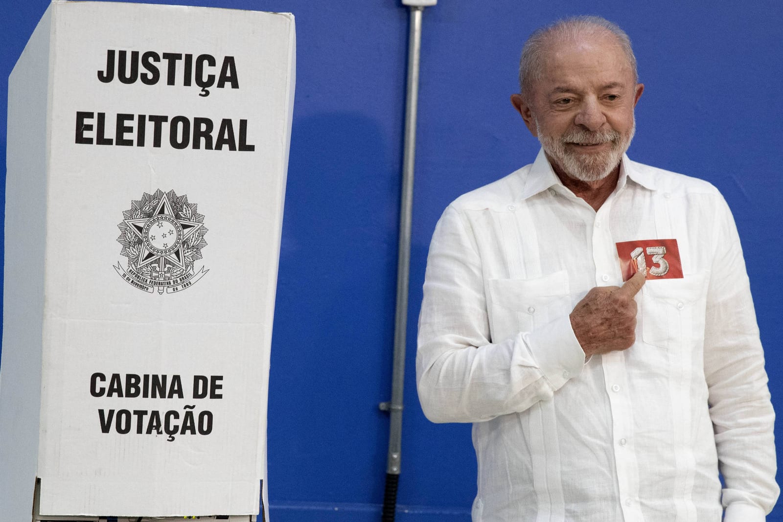 Lula vota, agradece mobilizações e diz que povo brasileiro não vai permitir miliciano no Planalto
