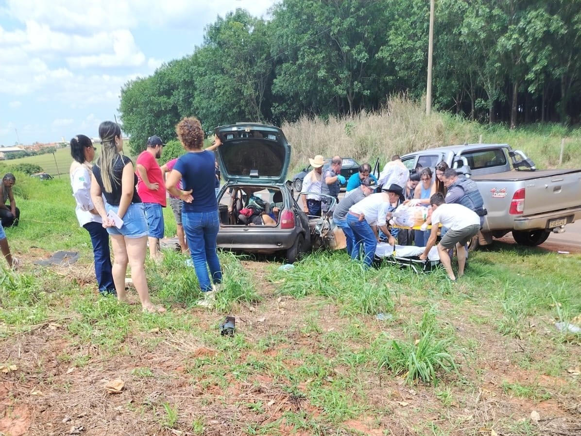 Grave acidente entre Corsa e Hilux deixa mortos e feridos em vicinal de Piacatu