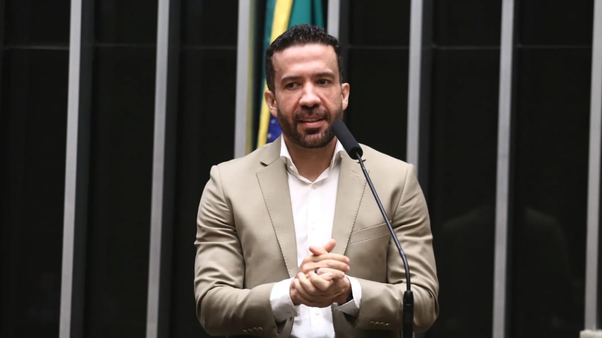 André Janones propõe união da "esquerda mundial" contra "extrema-direita"