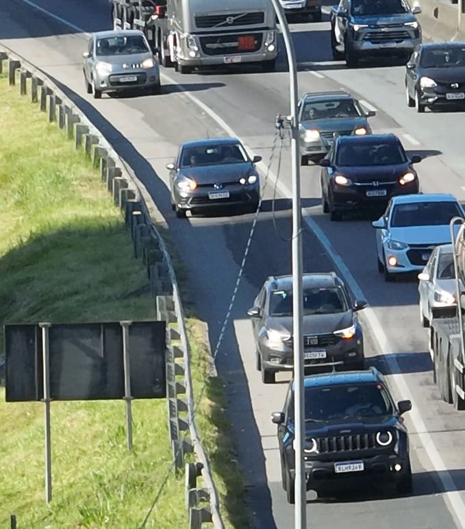 Motoristas são flagrados no acostamento, usando celular e sem cinto em fiscalização com drone na BR-101, em Itajaí