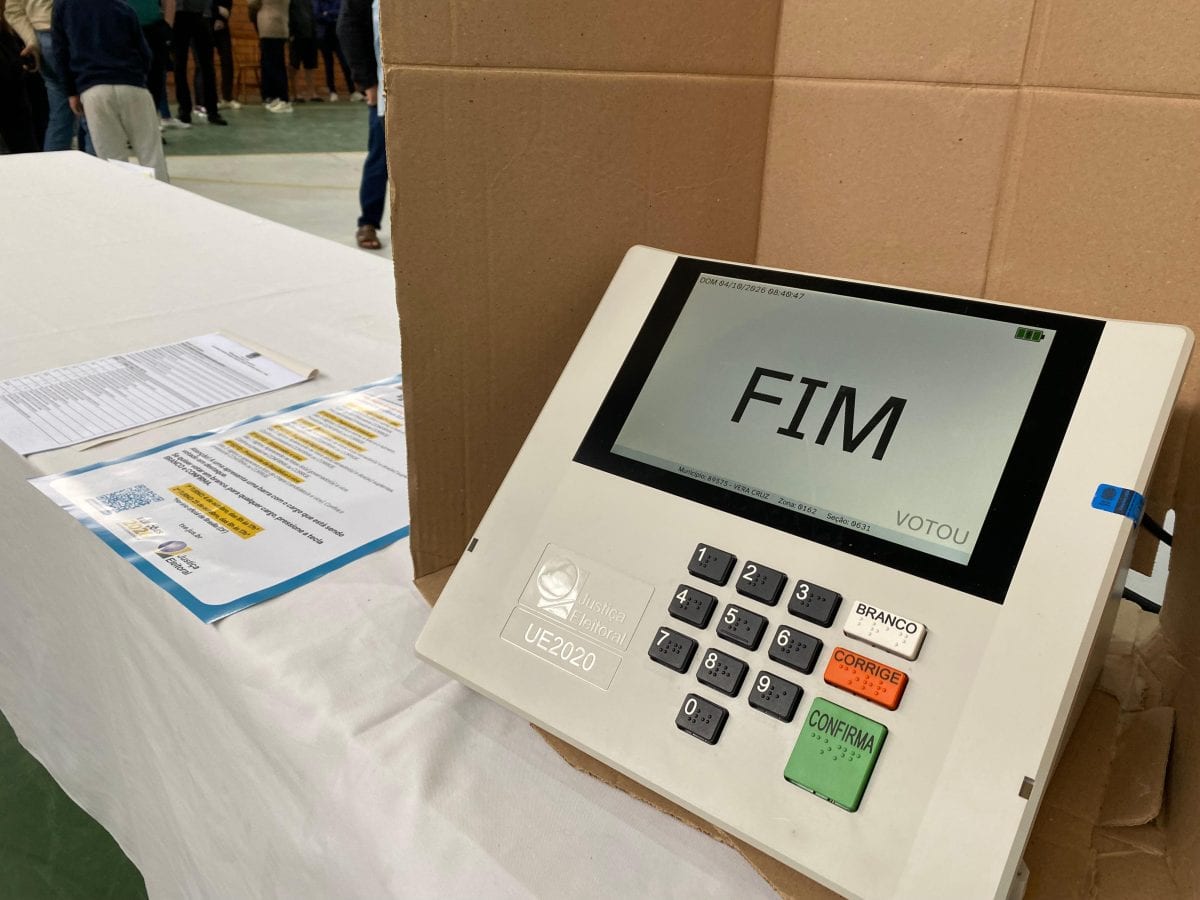 Votação em todo país é prorrogada até 19 horas