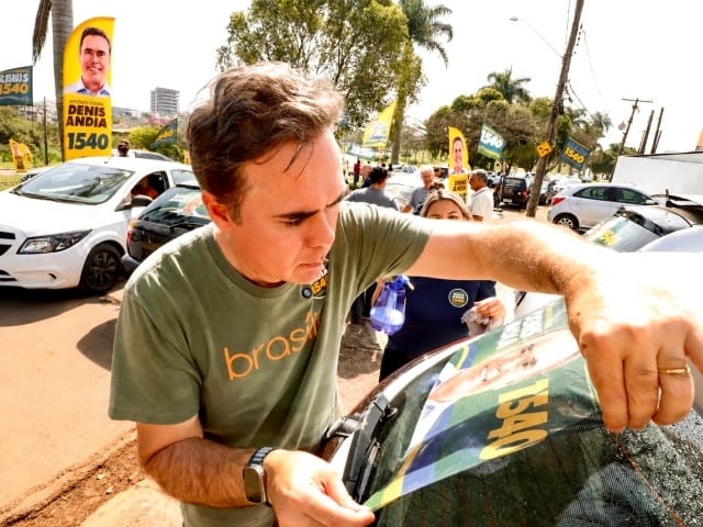 Denis Andia abre campanha com adesivaço em Santa Bárbara d’Oeste