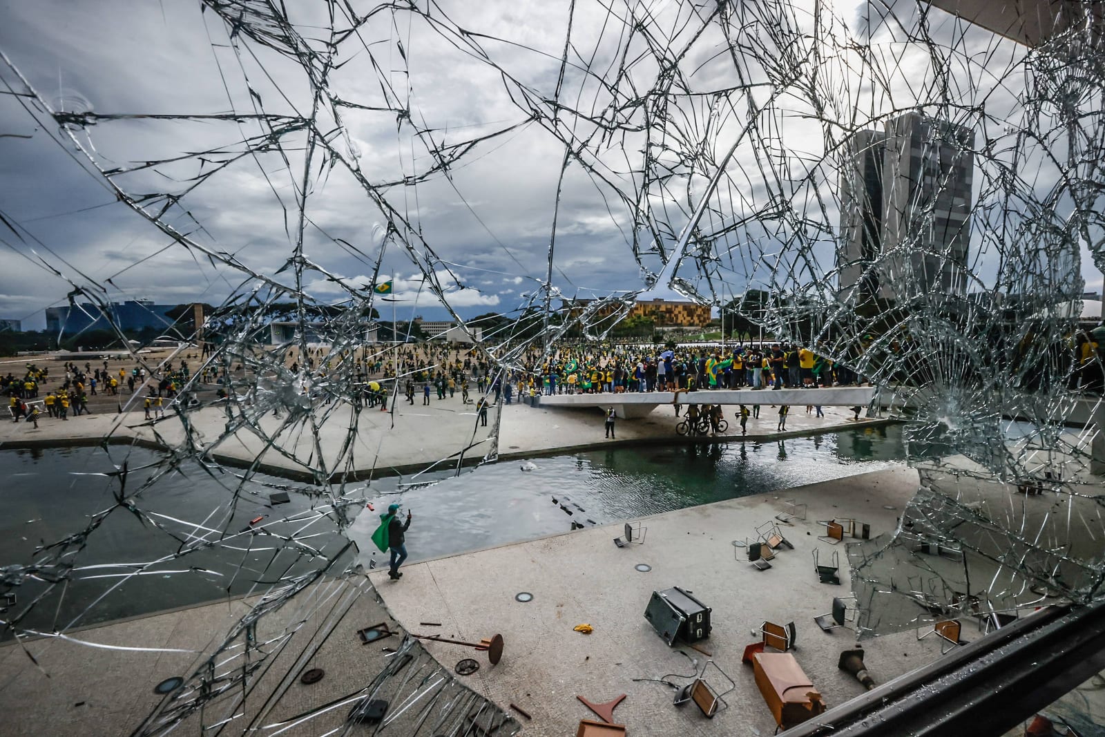 As Forças Armadas na democracia