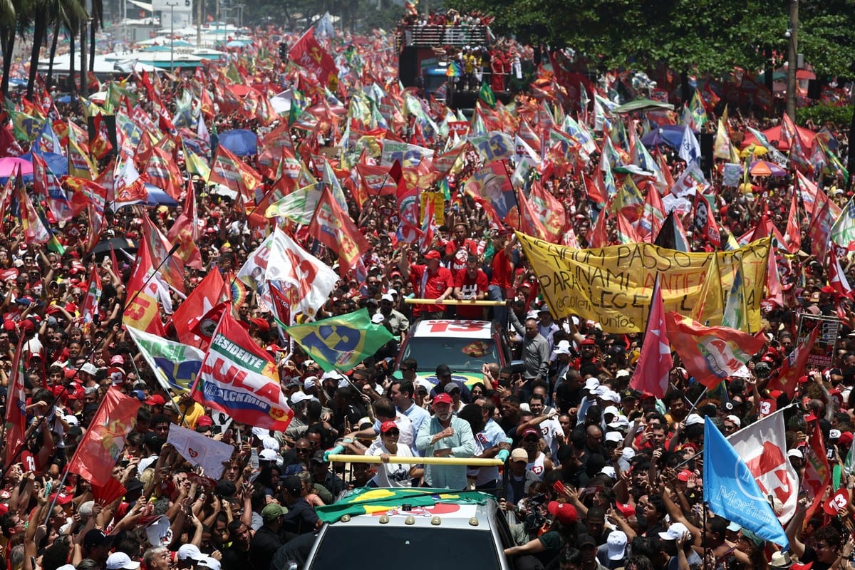 Após quase duas horas de caminhada, Lula encerra presença em ato em Copacabana e destaca voto feminino