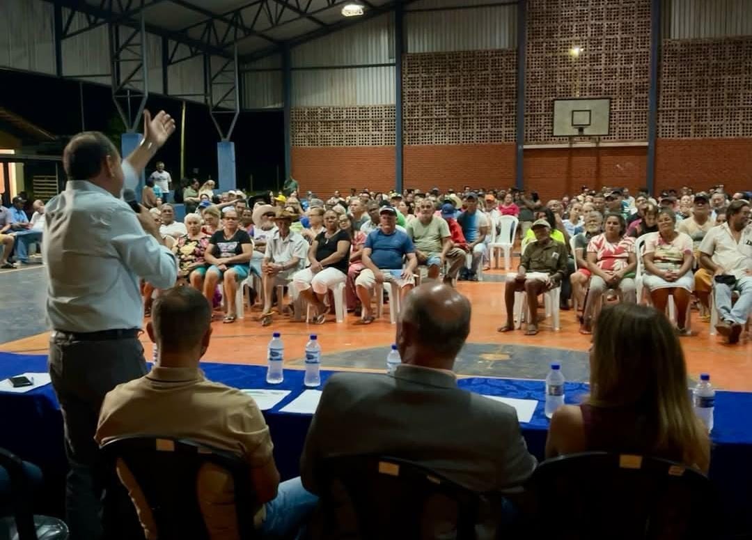 Ao lado do prefeito de Acreúna Adriano Baldy entrega escrituras