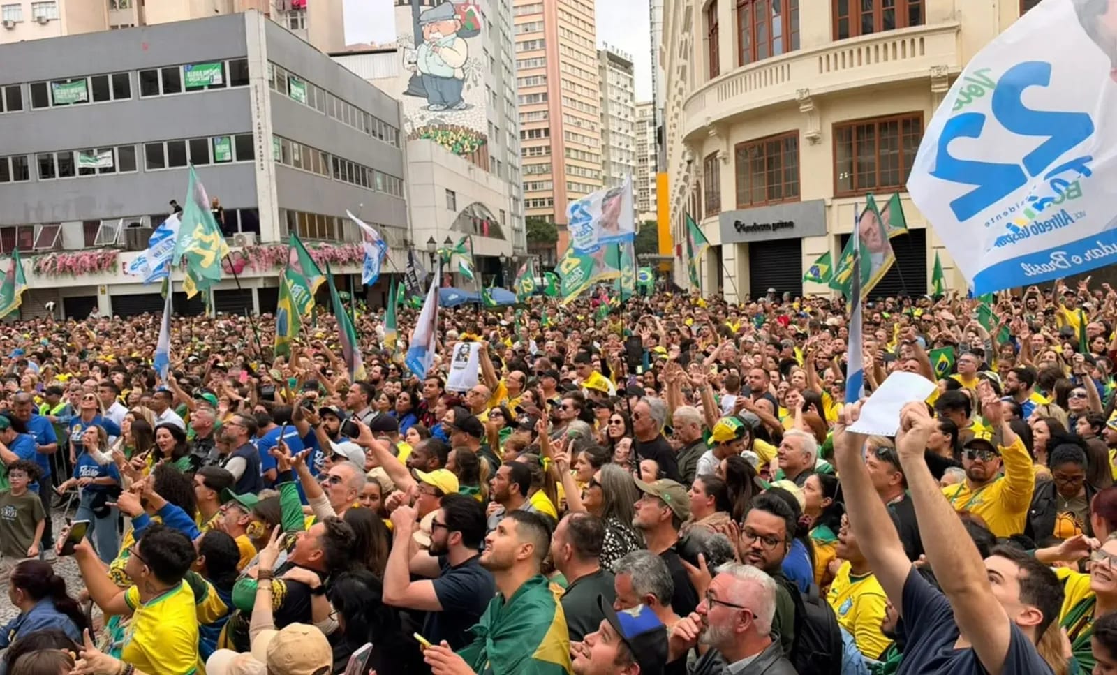 Flavio Bolsonaro (PL) vence em Curitiba com 62,2% dos votos