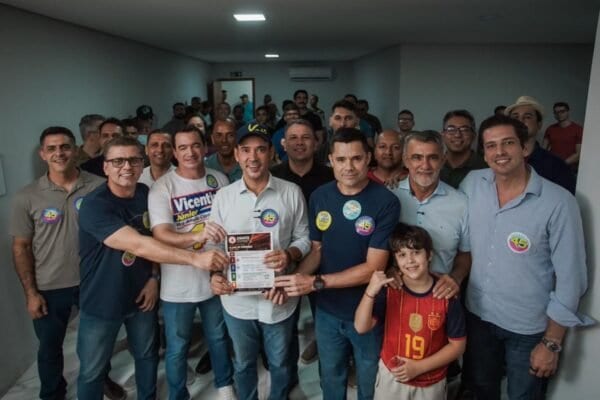 Vicentinho Júnior recebe apoio de bombeiros militares e assume compromisso com fortalecimento da corporação