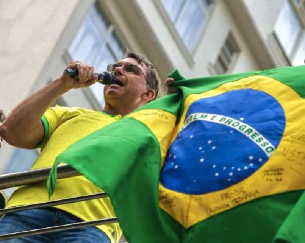 Flávio Bolsonaro afirma que “ninguém vai tocar” em programas sociais como o Bolsa Família