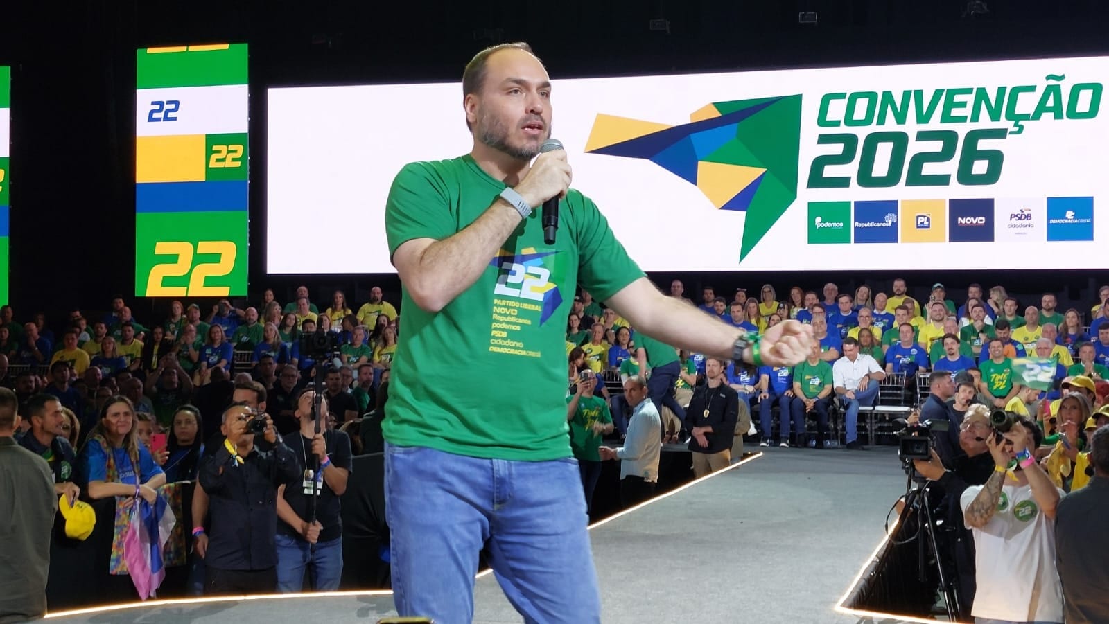 Carlos Bolsonaro é eleito senador por Santa Catarina neste domingo (4)