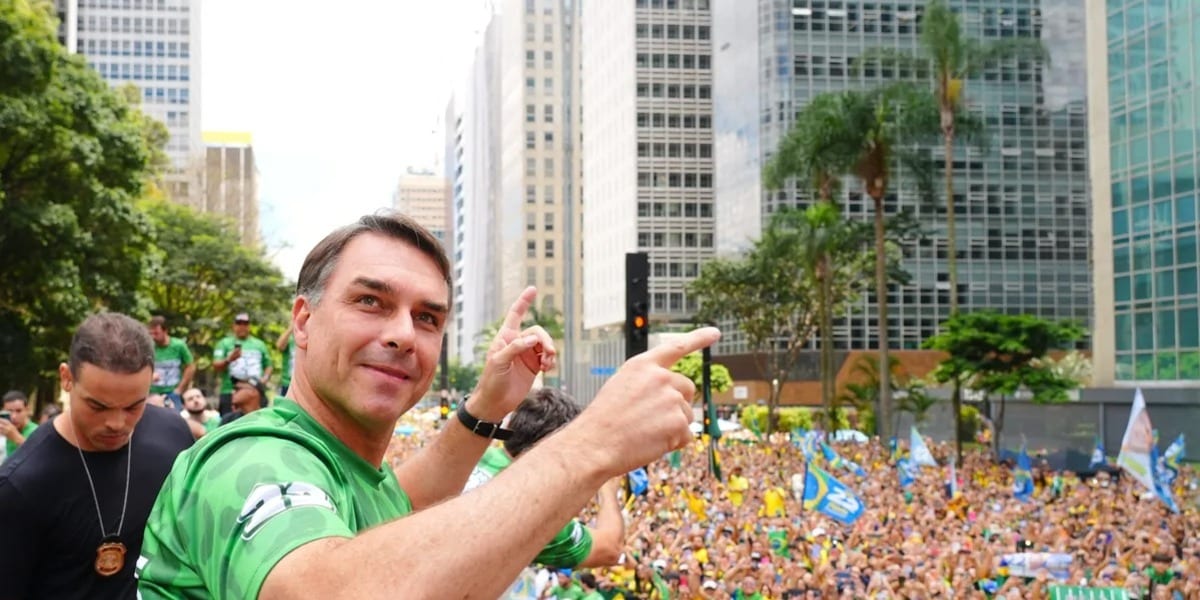 PF vai à casa de Flávio Bolsonaro para recolher passaporte após ordem de Moraes