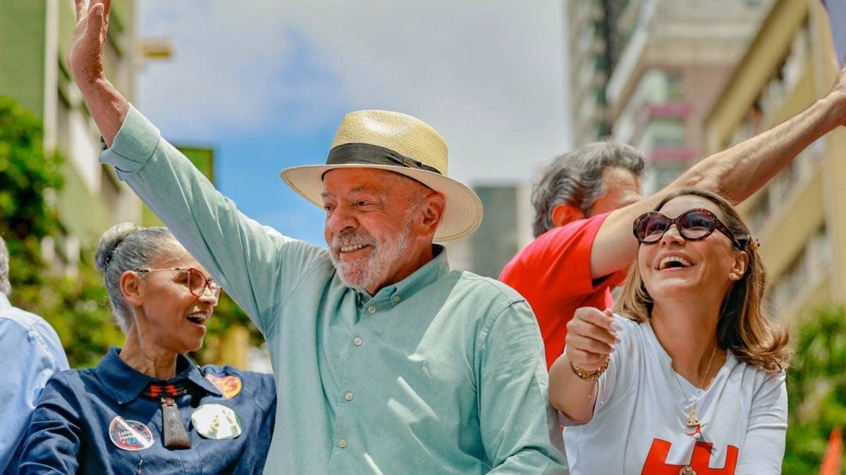 Lula brinca com falha no microfone de Janja em ato de SP