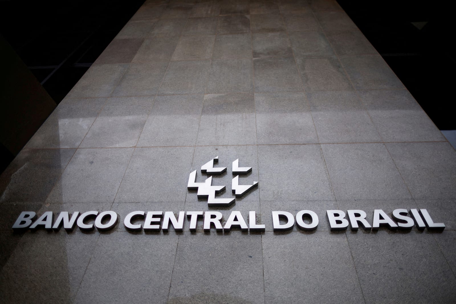 BC estuda limitar crédito sem garantia com base na renda do cliente