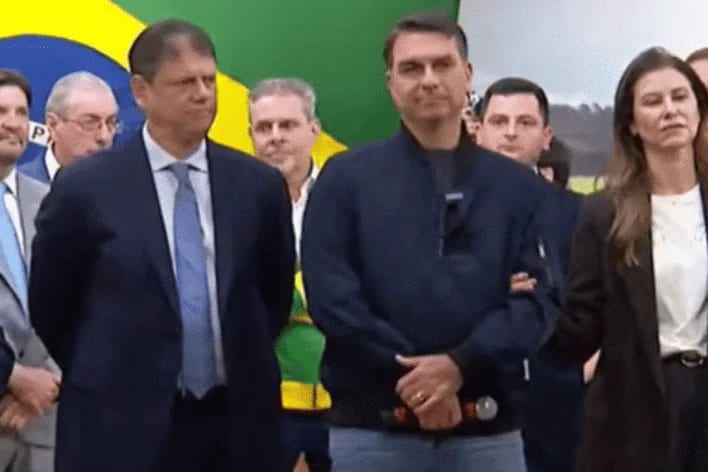 Governador Tarcísio de Freitas acompanha Flávio Bolsonaro em encontro com Caiado em Goiânia