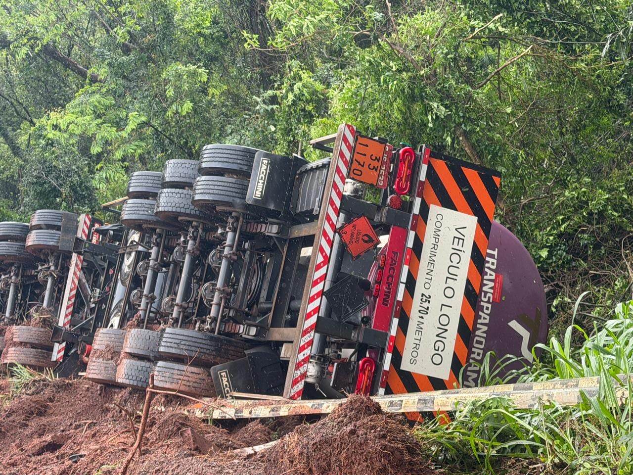 Motorista morre em acidente entre carro e bitrem carregado com álcool na BR-369, em Juranda